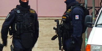Vyhrožoval střelbou z okna - policie uzavřela celou ulici!