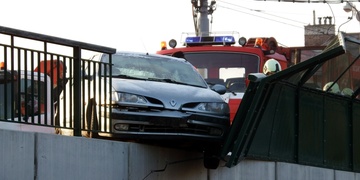 Auto prorazilo zábradlí a zůstalo viset z mostu