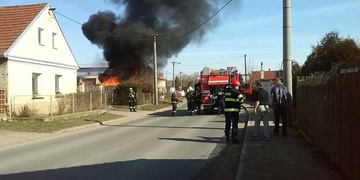 V Sulislavi hoří dům, hasiči museli uzavřít komunikaci