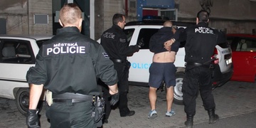 Strážníci řešili napadení i množství opilců