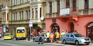Střet auta s tramvají komplikoval dopravu v centru