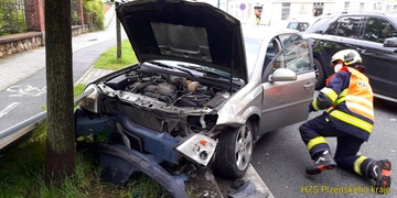 Autu srazilo značku a skončilo ve stromě