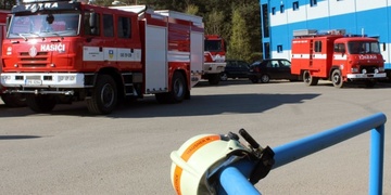 Desítky hasičských vozů se dnes ráno řítily na Vysokou