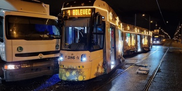 Vánoční tramvaj vykolejil a zničil náraz nákladního vozu
