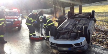 Nezvládl řízení a s autem se převrátil