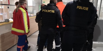 Údajně sražený opilec pokousal sanitáře