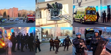 Policisté se samopaly a štíty vstupovali do domu z koše hasičů