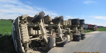 Převrácený náklaďák s pískem, škoda je čtvrt milionu