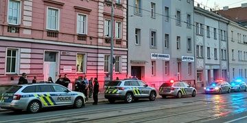 Během bitky hodili muže ze schodů