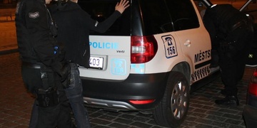 Dvě napadení strážníků i poškození vozu záchranářů