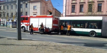 Hasiči uklízí olej rozježděný po Americké třídě