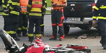 Motorkář utrpěl při střetu s autem mnohačetná zranění