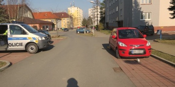 Pomozte policii najít řidiče. Hned dva řidiči poškodili zaparkovaná vozidla a z místa ujeli.