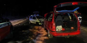 Žena si neočistila sklo auta a čelně narazila do protijedoucího vozu