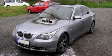 Hořící BMW uhasil pohotový řidič autobusu MHD