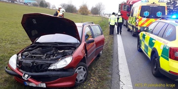 Při střetu kamionu a dvou aut byl zraněn muž