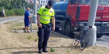 Viděli jste střet cyklisty a muže jedoucího na elektrokoloběžce u Rondelu v Plzni?