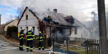 Hasiči zasahují u požáru rodinného domu