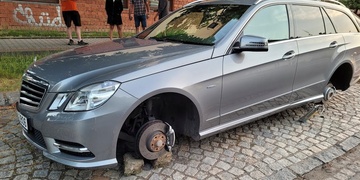 Při krádeži kol poškodil drahý vůz