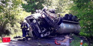 Řidič převrátil cisternu - uniká digestát a olej