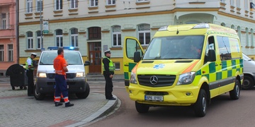 Trolejbus srazil těžce opilého chodce