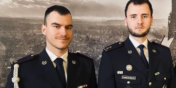 Z hořícího domu vyvedli tři lidi a psa